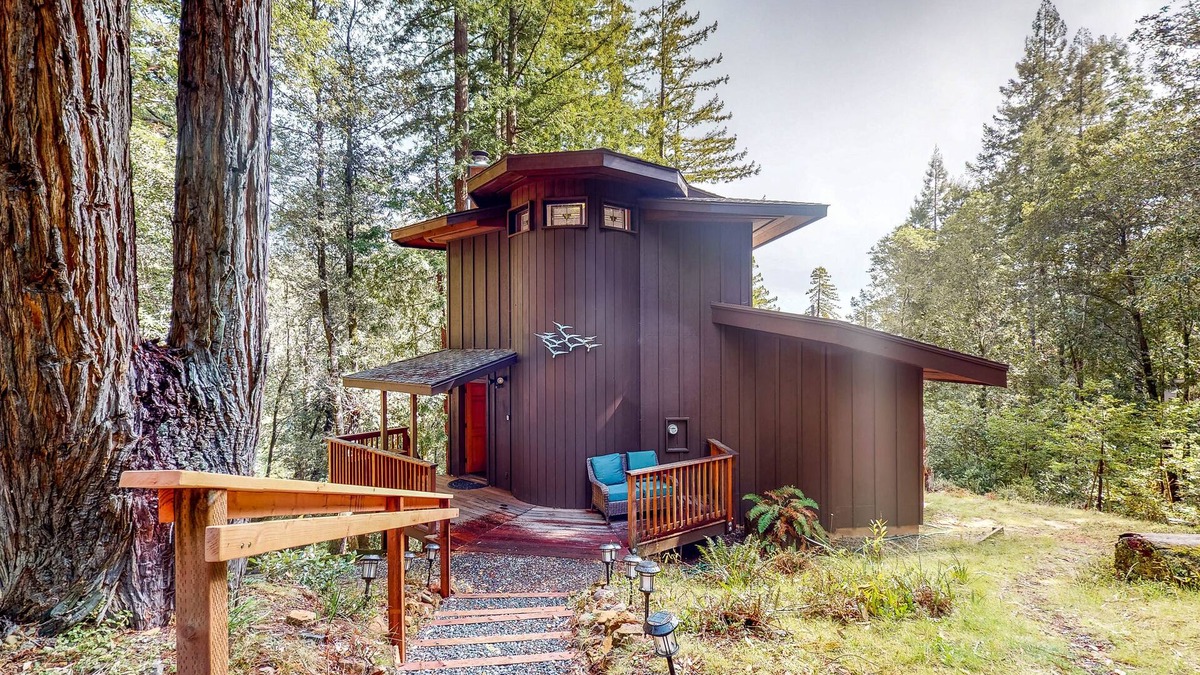 Timber Cove House | Off-the-grid tower retreat with private hot tub & scenic deck - dog-friendly