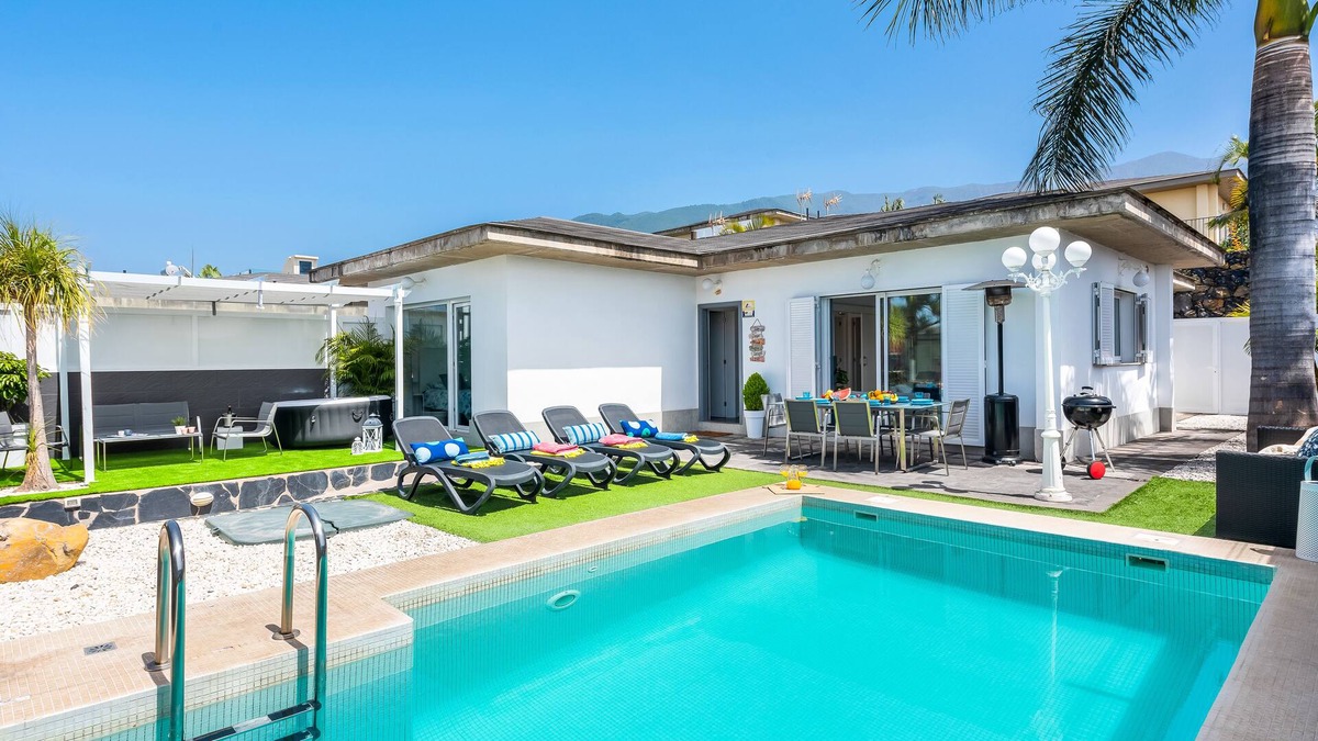 Las Arenas Villa | Offer Halloween, 26 October to 2 Nov PRIVATE SWIMMING POOL HEATED, AirCon, WIFI, BBQ,