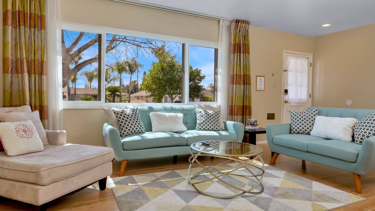 Ontario House | ⭐️offering the Lowest Rate (2000 sqf)-KingBed, Pool Table, 55” Smart TV