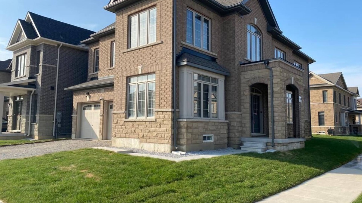 Brampton House | Oh Canada! Home Away from Home! Every Moment Comfortable and Enjoyable Stay!