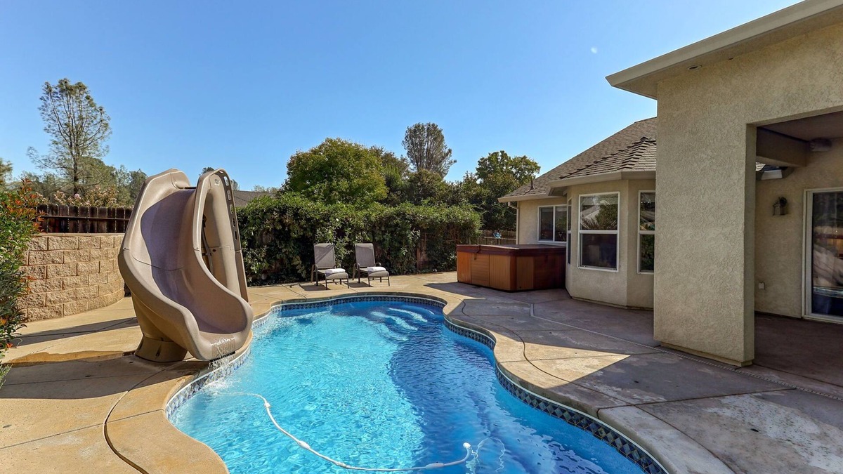 Redding House | Ohana Landing : WaterSide Spa* AirH0ckey