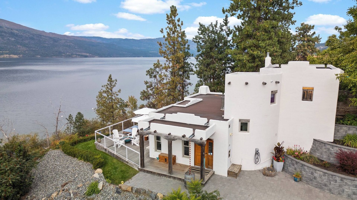 Central Okanagan House | Okanagan Lake Paradise in a Stunning Sante Fe Home