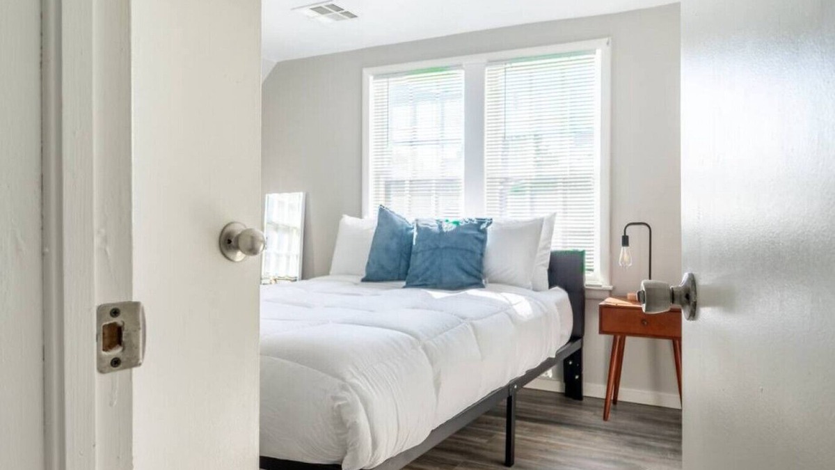 Lincoln Terrace Apartment | OKC 9 · Charming Carriage Cottage from 1920`s!