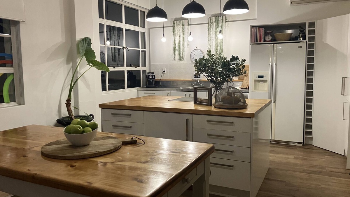 Motueka House | Old Bank Townhouse in Central Motueka, Modern and Clean. Everything at your door