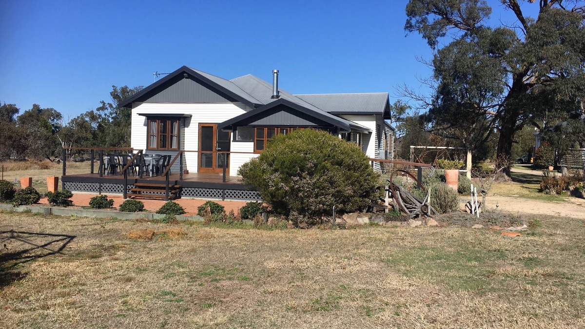 Stanthorpe House | Old Caves House - Stanthorpe - Sleeps 9 Picturesque & quiet semi rural setting