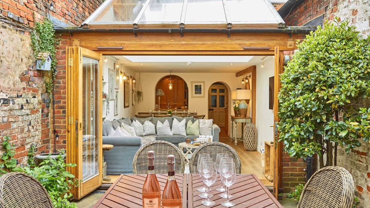 Henley-on-Thames House | Old Coach House Dolls House - From 1100 Per Night