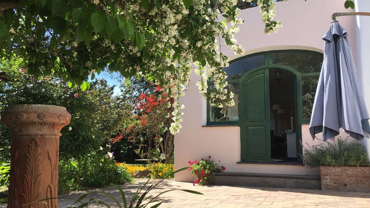 Procida Villa | Old family house with garden and access to the sea