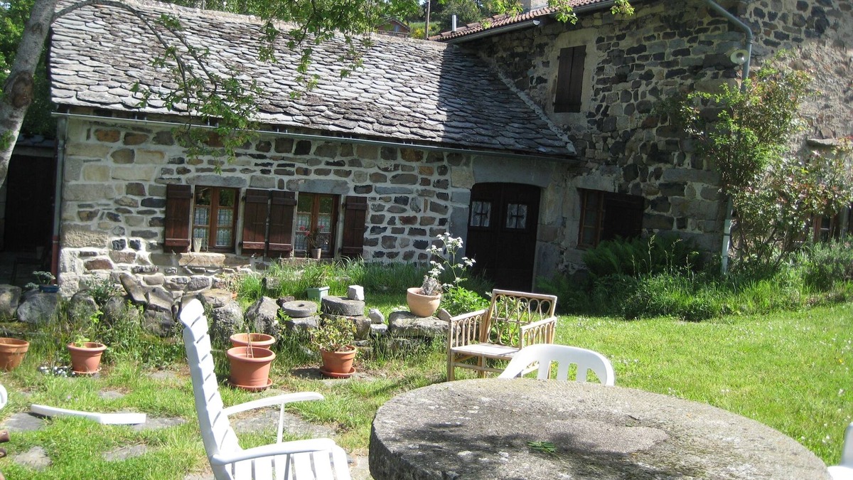 Saint-Julien-Chapteuil Cottage | Old farm with view in hamlet