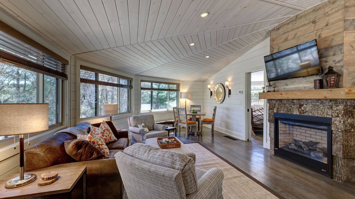Highlands Cabin | Old Farm Road Cottage | Adorable Cottage Walking Distance to the Ugly Dog Pub & Main Street