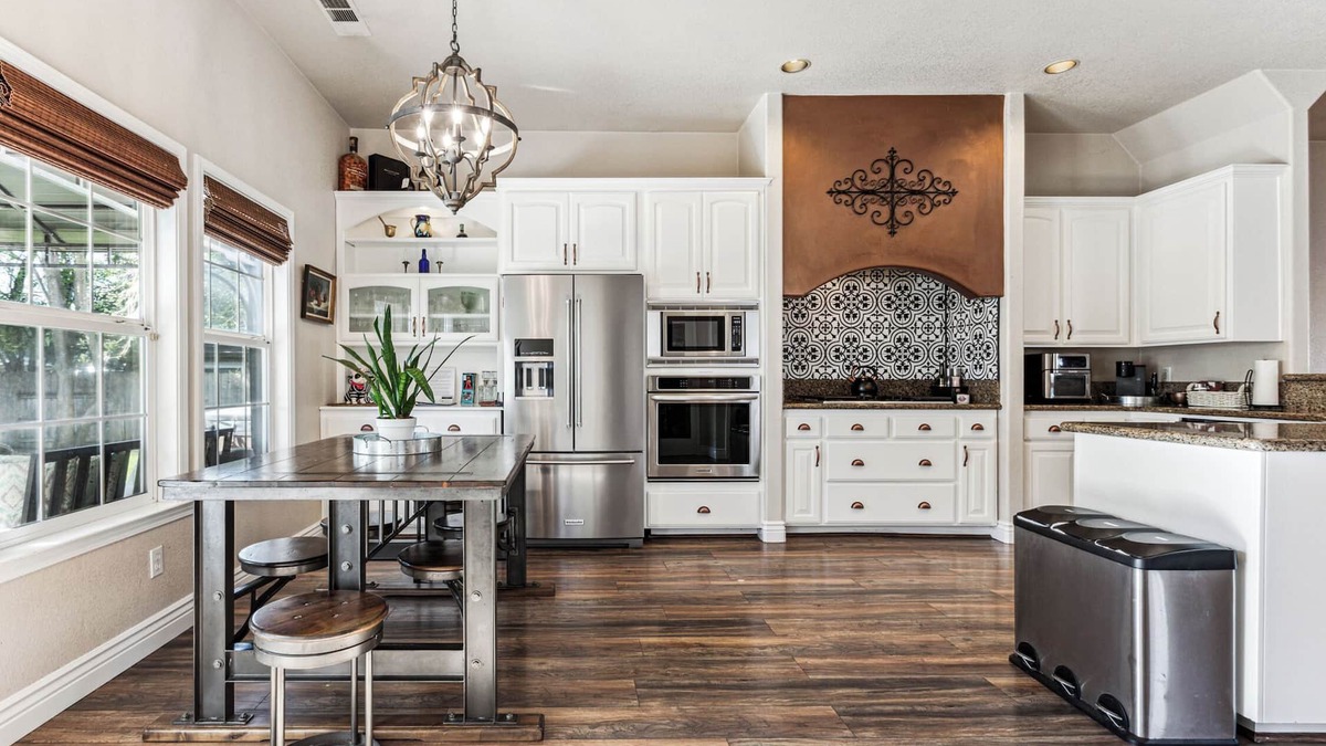 Folsom House | ¤ Old Folsom La Boheme Artist Retreat + Large Yard, Jacuzzi & Outdoor Shower ¤