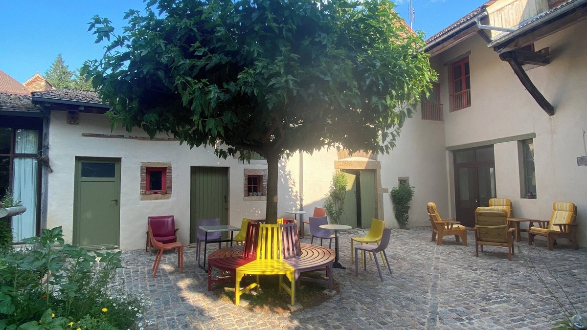 Etrigny Apartment | Old house in a shady courtyard. Right next to hiking trails.