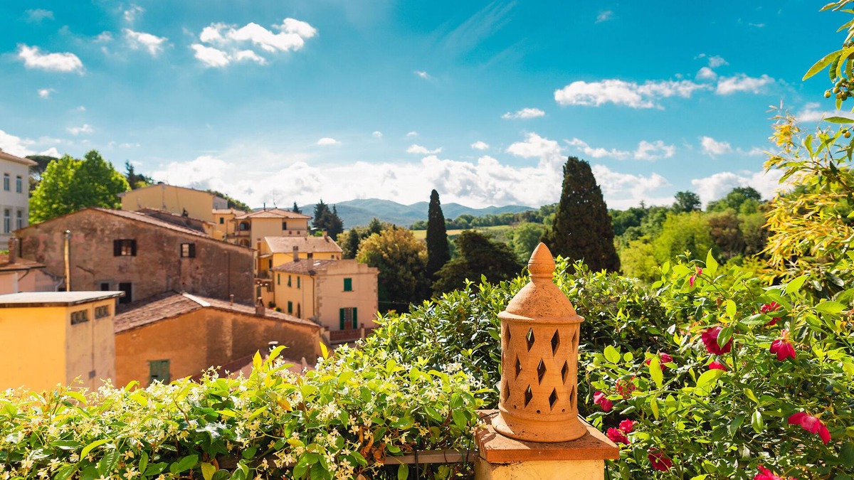 Bibbona House | Old house with garden in the center of Bibbona, with a view to