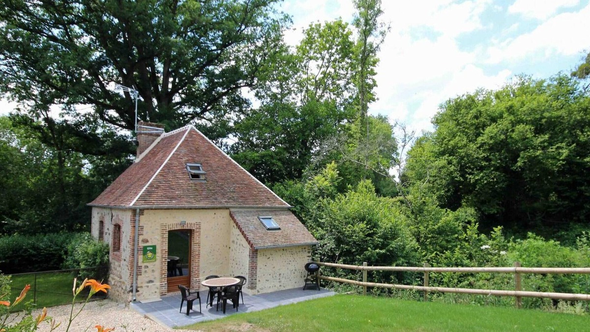 Marchainville Cottage | Old Mill with Terrace in Nature, Pets Allowed