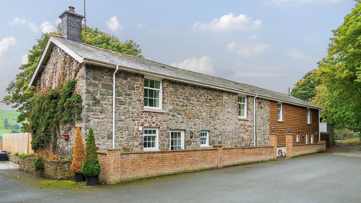 Newtown Cottage | OLD RECTORY COTTAGES, family friendly, with pool in Aberhafesp