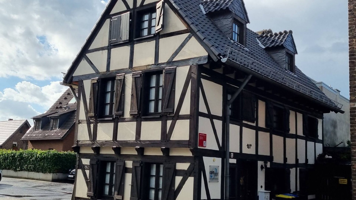 Zundorf House | old romantic half-timbered house near the Rhine
