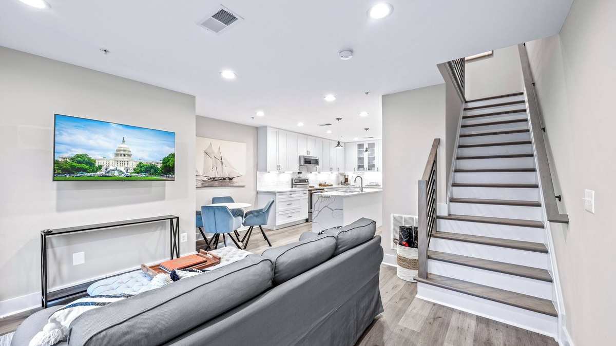 Old Town Alexandria House | Old Town Alexandria NEW Modern "5 Min Walk to Metro" 2 Bed 2.5 Bath Free Parking
