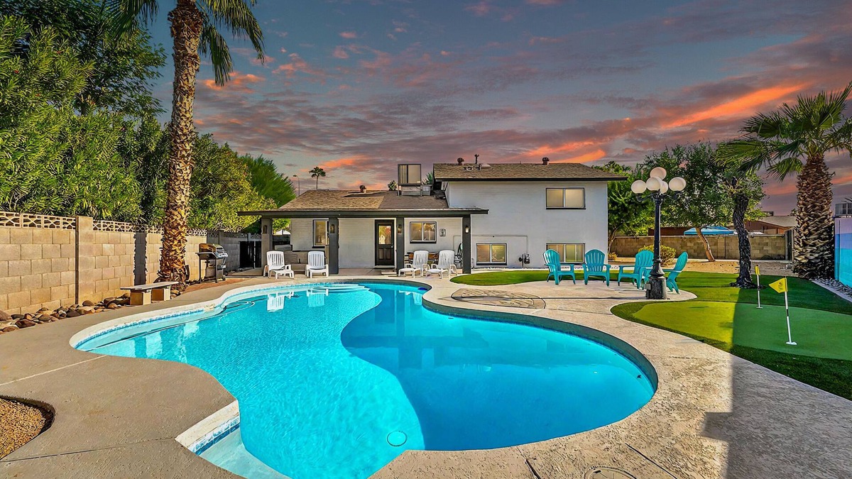 Park Scottsdale Nine House | Old Town Scottsdale Getaway with Pool, Hot Tub, Private Putting Green & Foosball