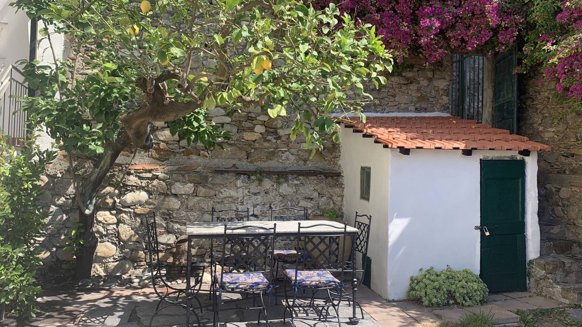 Cervo Apartment | Old Virginia house, charm with garden and sea