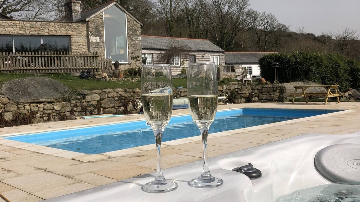 Stenalees Cottage | Old Windmill Cottage & Barn with heated outdoor pool and hot tub. Near Fowey