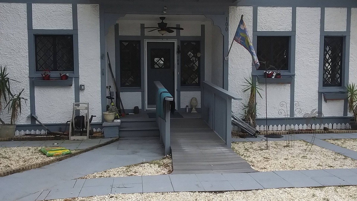 Edgewater House | Old World Charm.Minutes to the beach and Canal Street in New Smryna Beach
