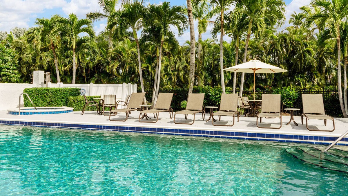 Marco Island Hotel | Olde Marco Island Inn and Suites