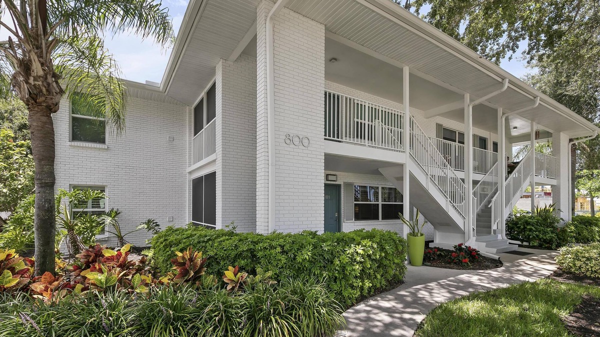 Coquina Sands Condo | Olde Naples Luxe New Reno. Walk to the beach and 12 blocks to 5th Ave