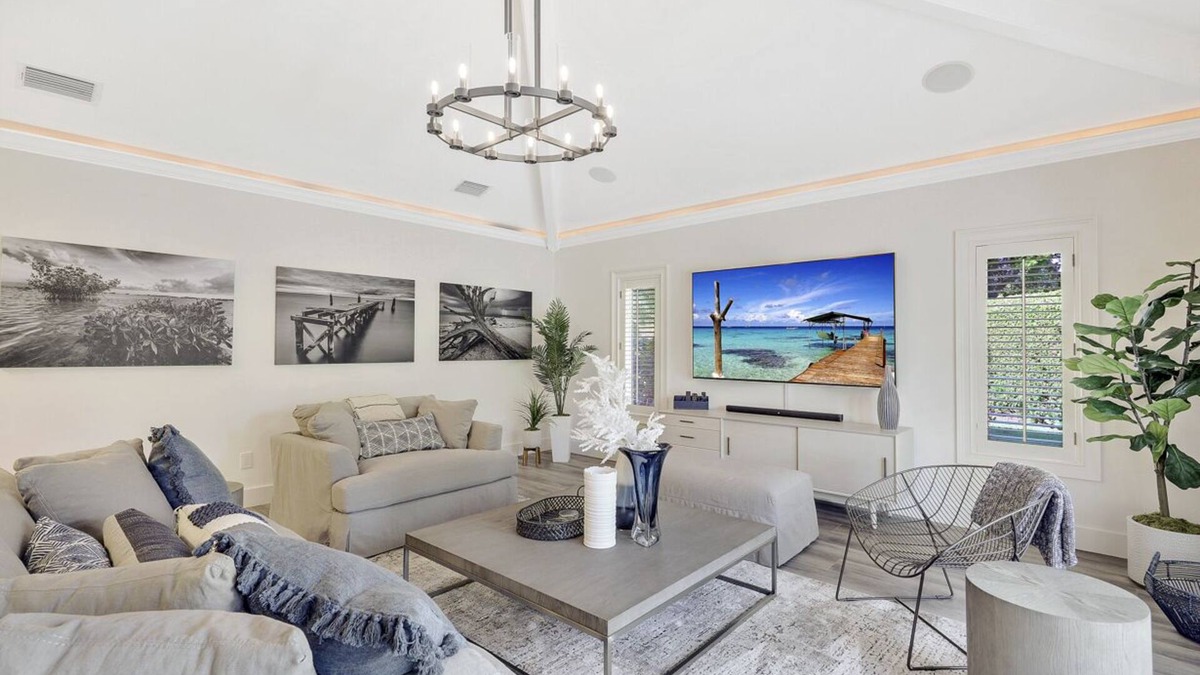 Ridge Lakes House | Olde Naples perfect location and tastefully updated