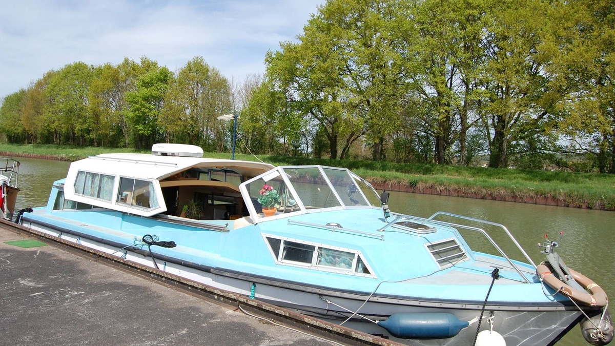 Cuffy Boat Rental | "OLEA" BOAT. Nevers. Magny-Cours. Loire. Allier. Loire Valley Center