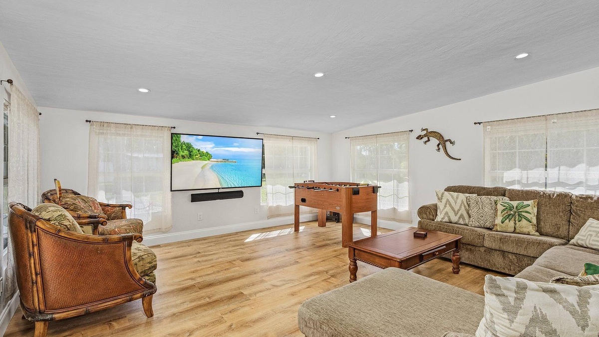 Truckland House | Oleander Oasis - Beautiful Pool Home - 10 Minutes Away From Beaches 15% OFF through Septemeber