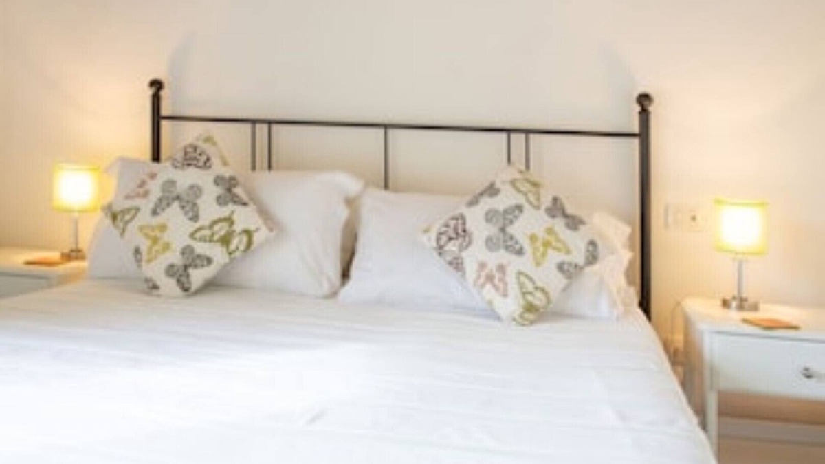 Castiglione della Valle Apartment | Oliva Apartment with solar heated pool set in the Umbrian countryside