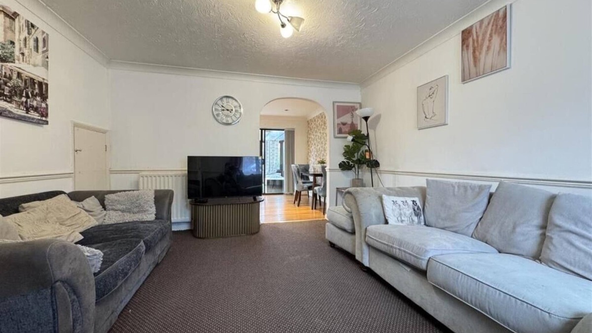 North Stifford House | Olive 3-4 Bed House, Sleeps 9, Free Parking, Grays