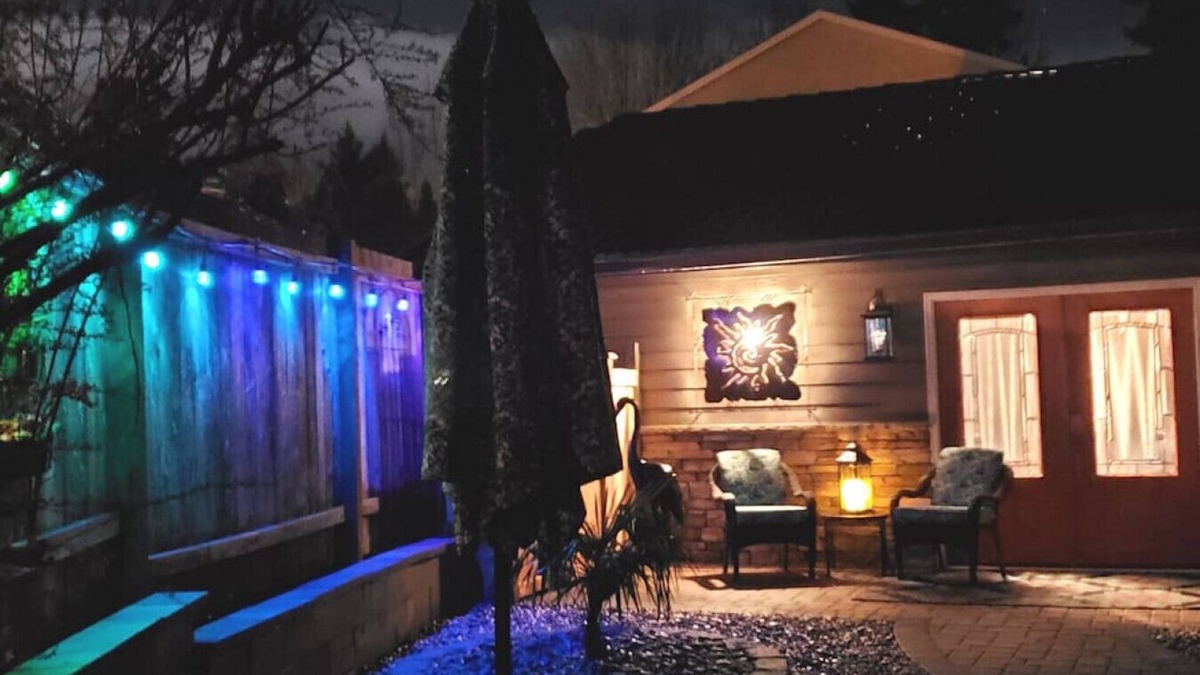 East Olympia House | Olympia Hideaway- Classy, Cozy and Chic!
