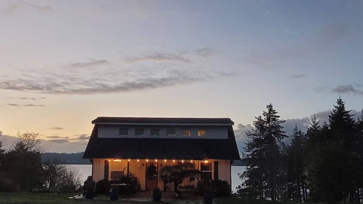 Olympia Cottage | Olympia Waterfront Beach Cottage