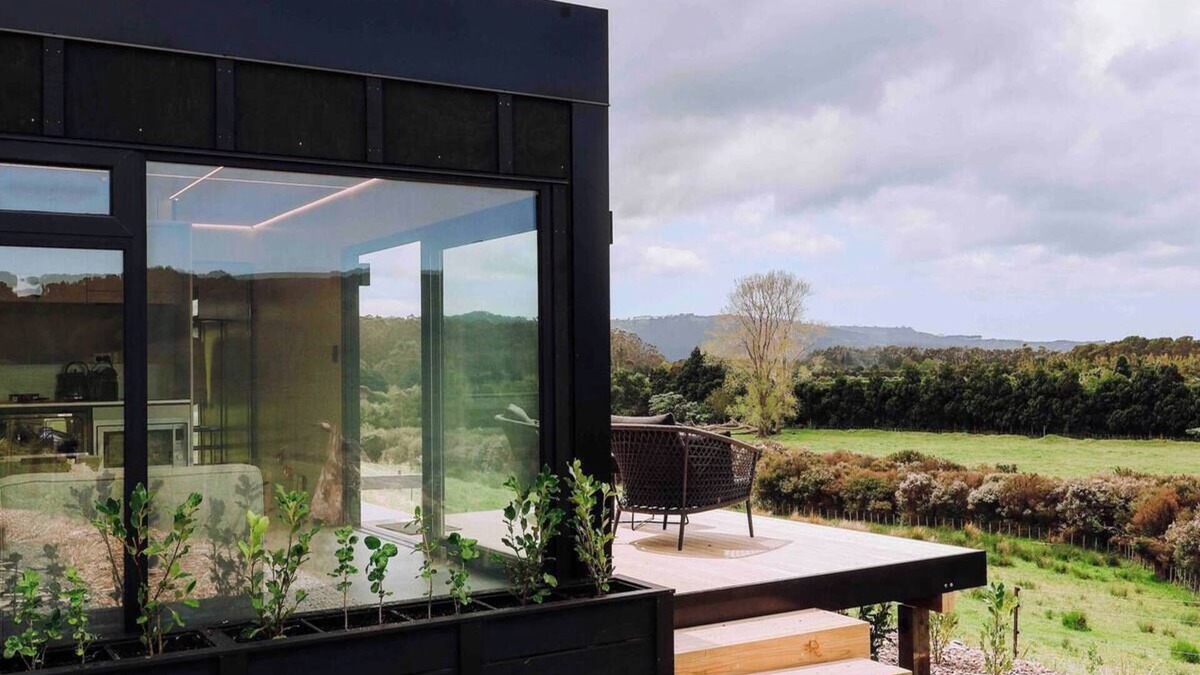 Tawharanui Cabin | Omakana Cabin – Scenic Farm Stay with Sleepout