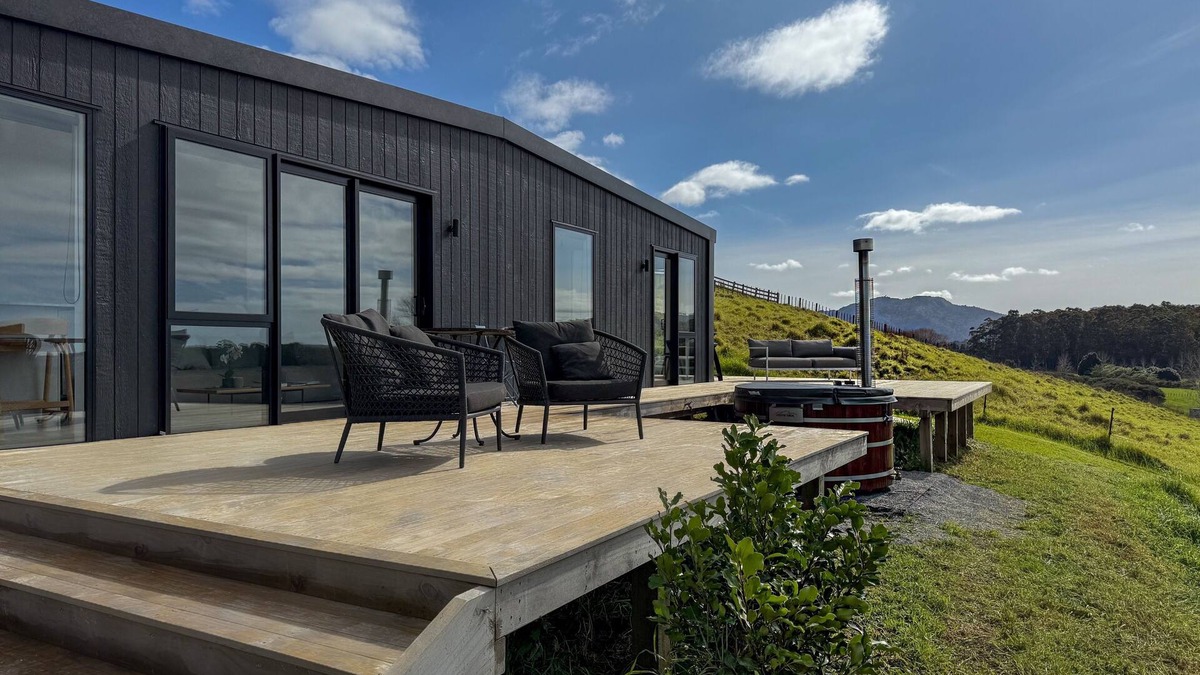 Tawharanui Cabin | Omakana Cottage - Farm Views & Cedar Hot Tub