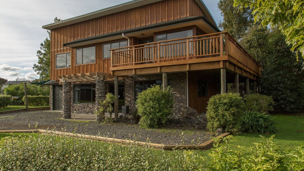 Mount Ruapehu Ski Area Cottage | Omori Lake Escape - Holiday Home