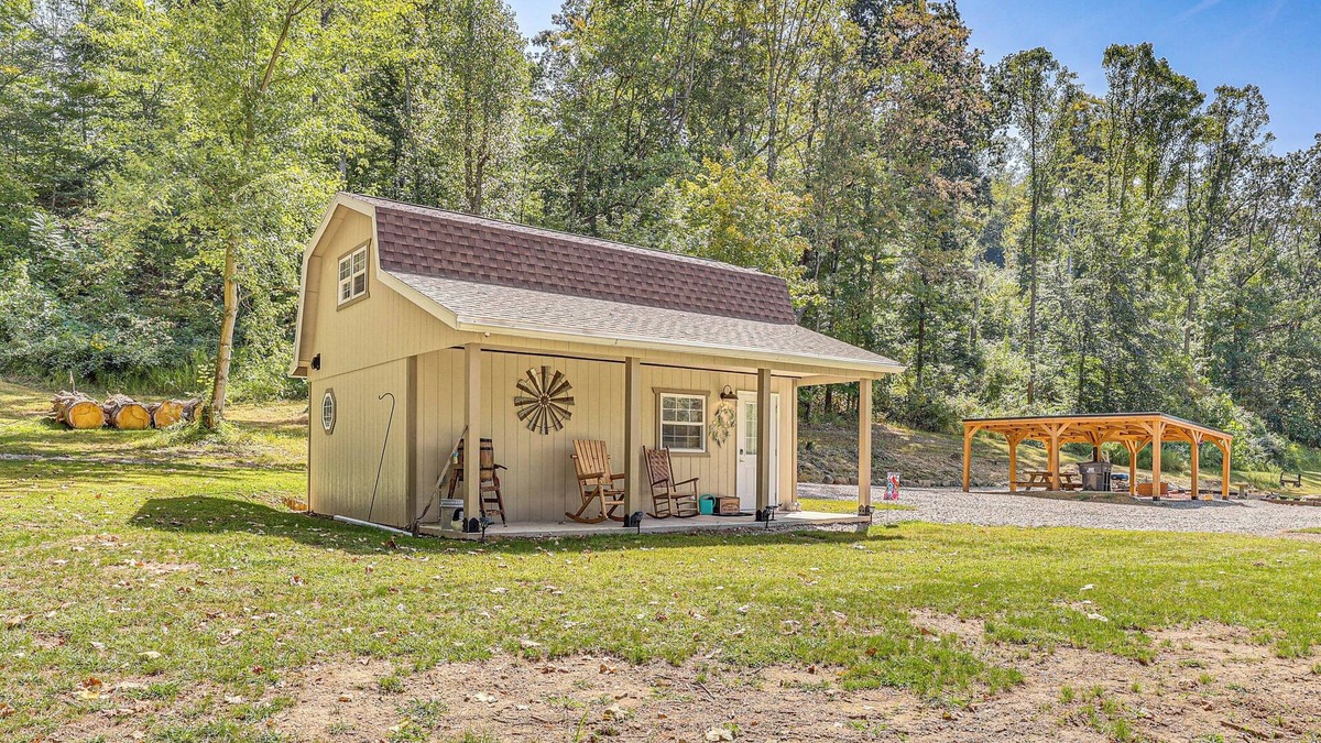 Zanesville Cabin | On 40 Acres: Charming Cabin in Zanesville!