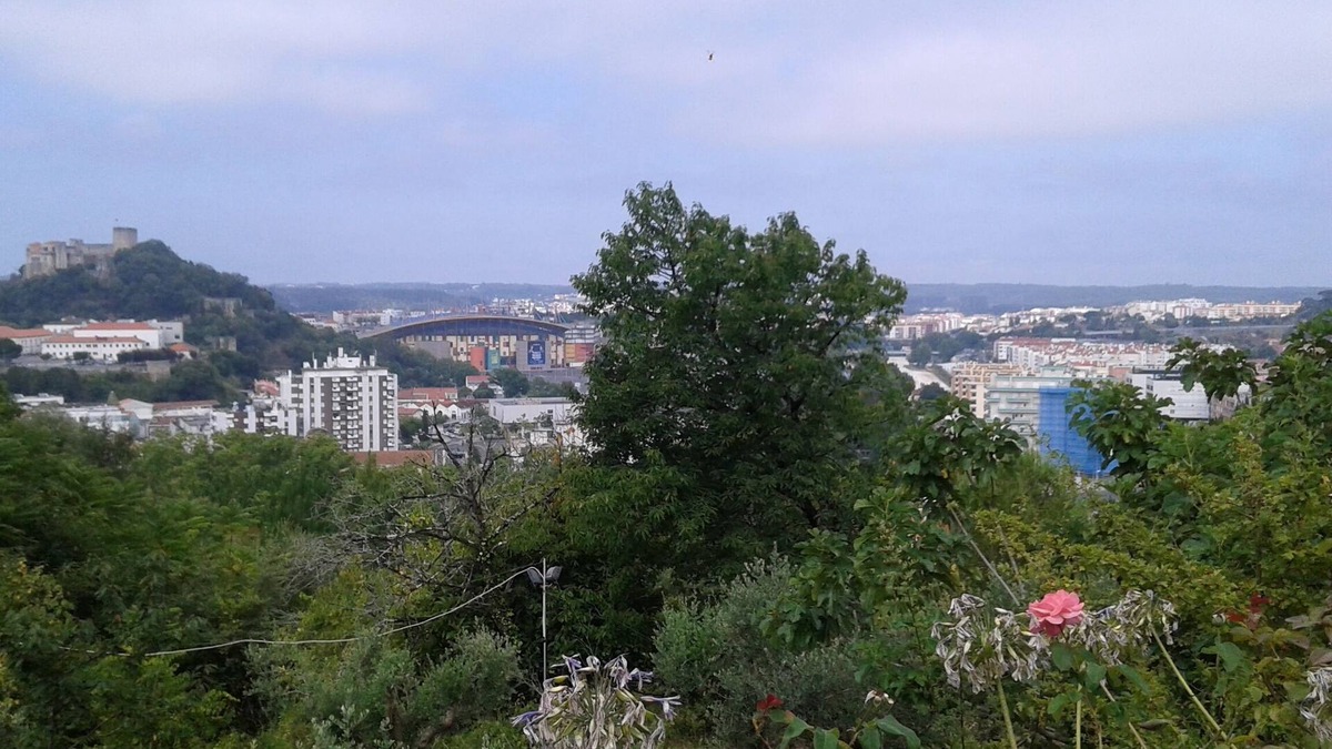 Leiria Bed & Breakfast | On a hill in the middle of nature overlooking Leiria castle near city center.