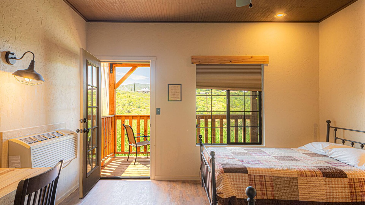 Tombstone Cabin | On Allen Street- Walk to everything! Balcony Sunsets! Free Wifi! Miners Cabin #1