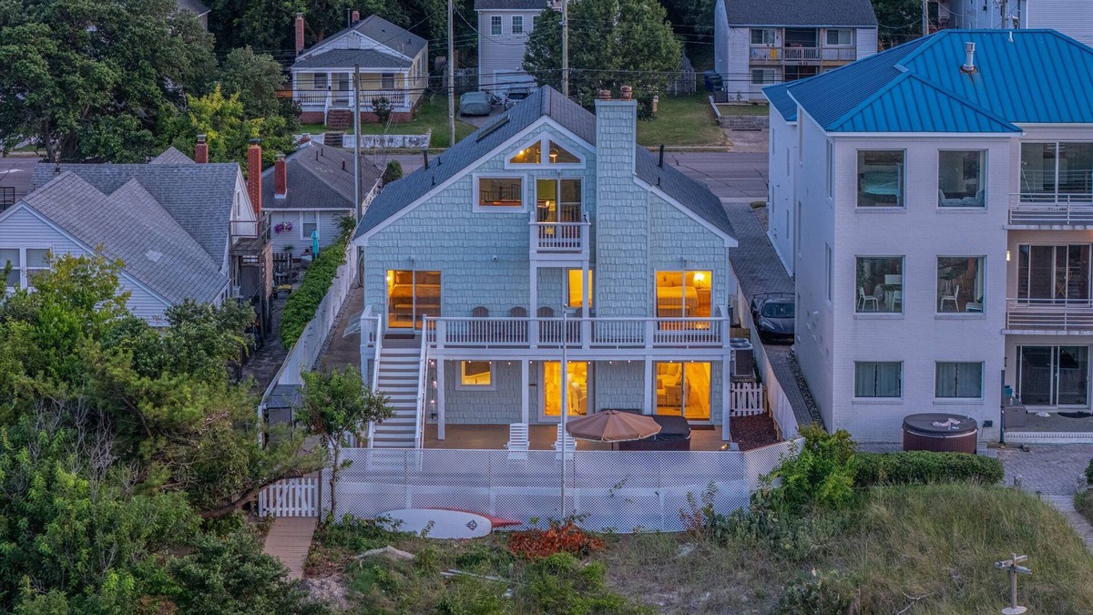 Bayview House | On Beach 3BD+Loft: Sauna|HotTub|Billard|FencedDeck