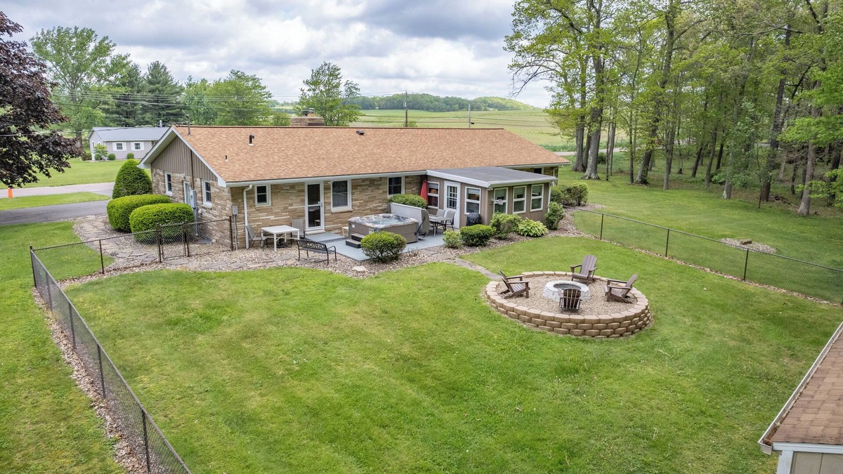 Friendsville House | On Deep Creek Time: Lake Area, Hot Tub, Pool Table, Fireplace!