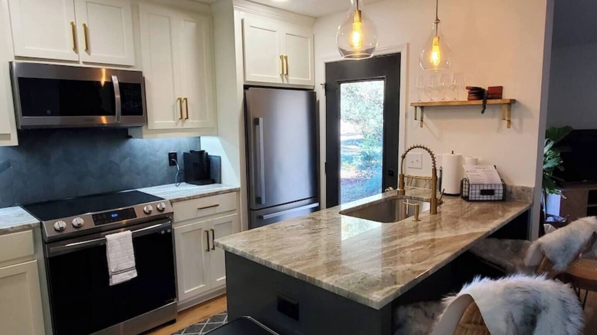 Mayhew House | On Golf Course | Peaceful | Central | Upscale