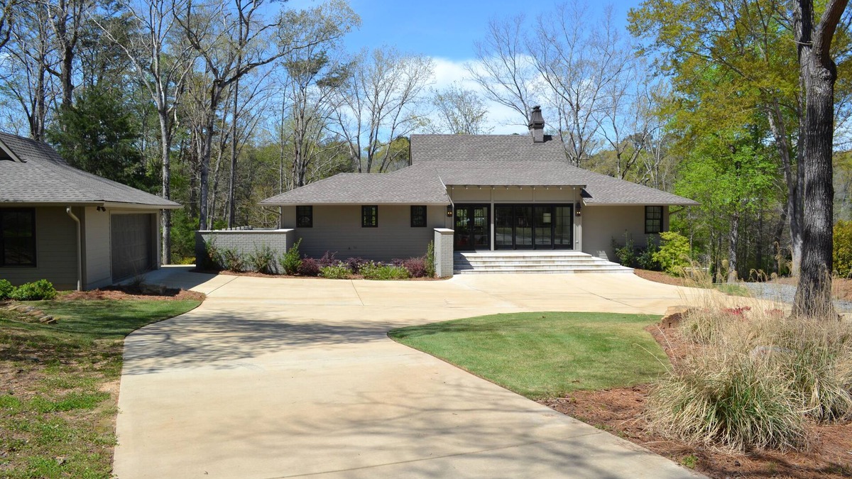 Northport House | On Lake Tuscaloosa with Covered Dock - 3 King beds 3 1/2 bath PLUS Bunk Room