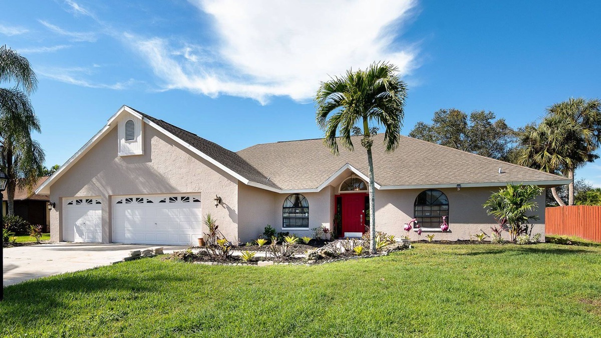 Town and River House | On McGregor Blvd! Private Executive Pool Home-Close to Beach