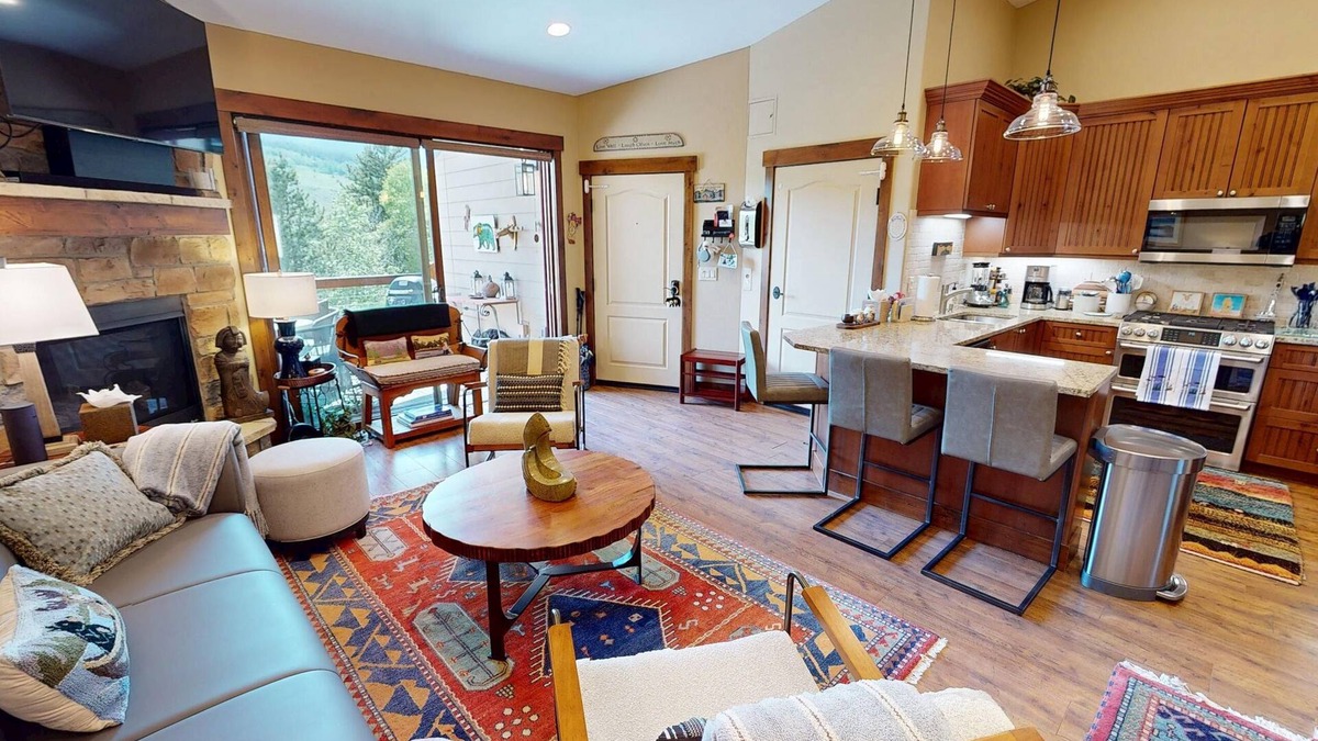 Silverthorne Condo | On River Trail! Elevator. Walk to Dining, Shops, Events, Town Pools/Hot Tub