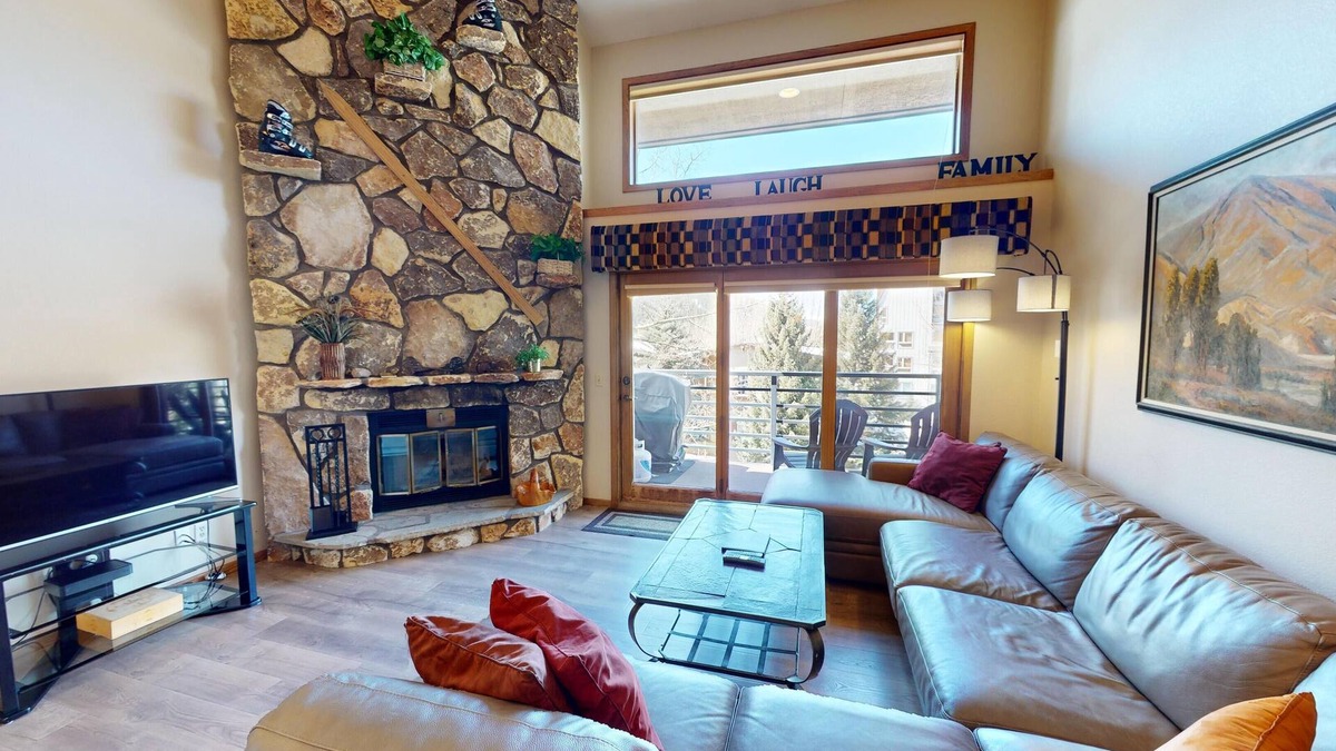 Mountain House Condo | On River Trail! Pool, Hot Tub, Elevator. Walk to Dining, Events, Weddings