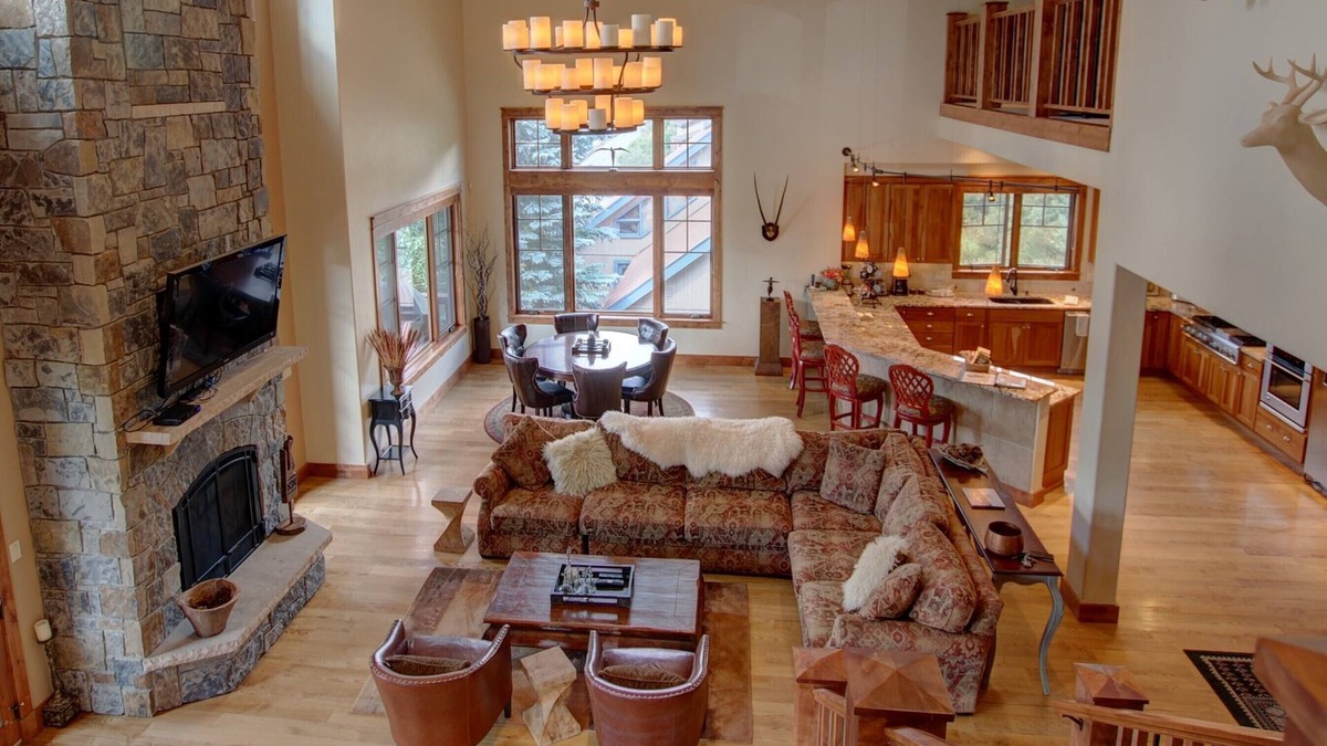 Steamboat Springs House | ON SALE! Huge 5 BD Dog Friendly, Hot Tub, Great Reviews