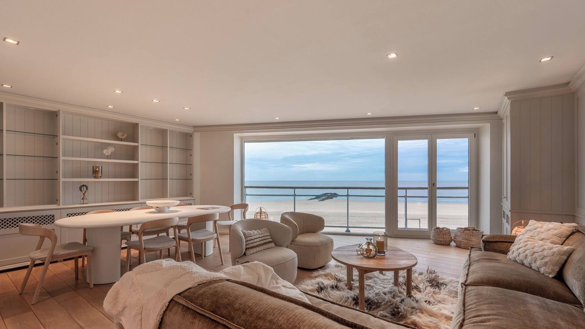 Knokke-Heist Apartment | On seawall located 3 bedroom apartment on 3rd floor