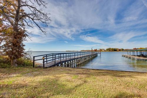 Cayuga Apartment | On-Site Boat Ramp Pet-Friendly Kerens Studio!