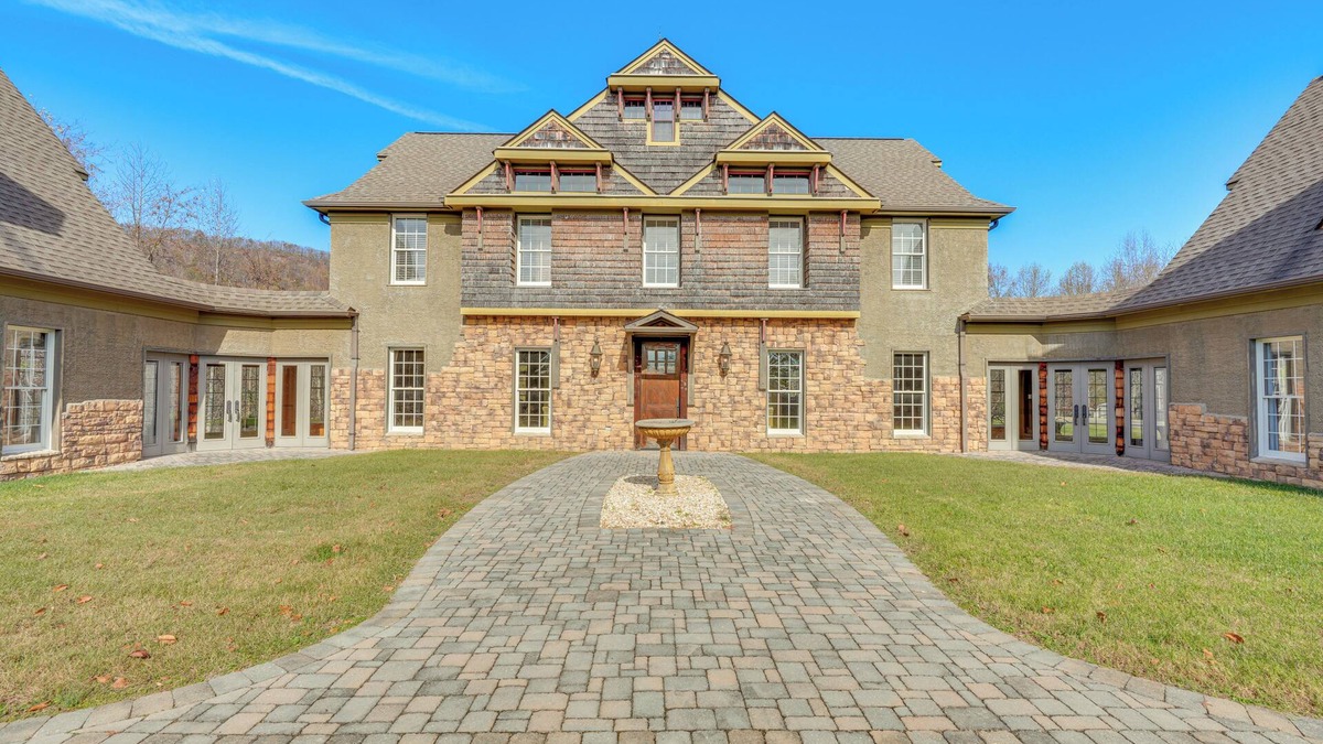 Kingsport House | On-Site Hiking: 'Bays View Lodge' in Kingsport!
